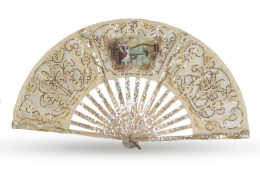 622.  Abanico con país en tul, lentejuelas cosidas y seda aplicada pintada, padrones de nácar dorados y plateados.h. 1900.