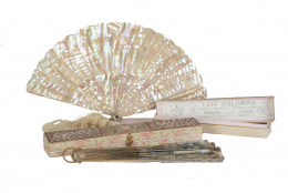 618.  Lote de dos abanicos, uno brisé en nacar "orient", h. 1890; y otro de seda con lentejuelas aplicadas sobre seda y nácar, h. 1900.