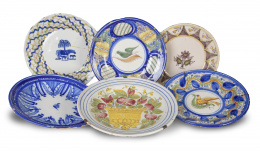 542.  Lote de seis platos de cerámica esmaltada con diferentes motivos, uno de la fábrica de las Arenas.Manises, S. XIX y XX.