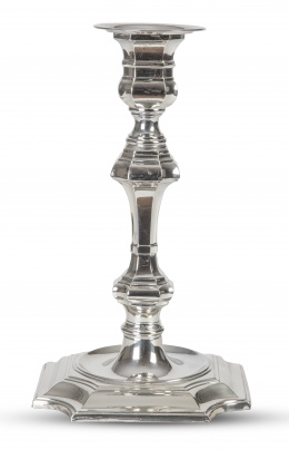 1275.  Candelero de plata en su color, siguiendo modelos barrocos. Con marcas.Durán, años 70.