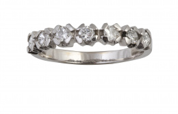 335.  Sortija media alianza con siete brillantes engastados en garras