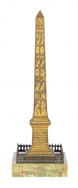1348.  Obelisco de Luxor de época Napoleón III de bronce dorado y ónix.Recuerdo del Grand Tour, último cuarto del S. XIX.