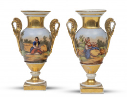 658.  Pareja de ánforas en porcelana esmaltada y dorada a fuego con figuras galantes.París, ff. del S. XIX.