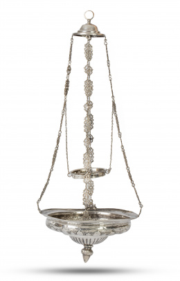 1151.  Lámpara votiva de plata repujada.Trabajo castellano, S. XVIII.