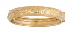 126.  Brazalete rígido de pp. S. XX en metal dorado grabado