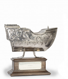 1117.  Naveta en forma de barco de plata.Sobre peana con inscripción "Trofeo de la Hispanidad Juan Antonio Andreu".S. XX. 