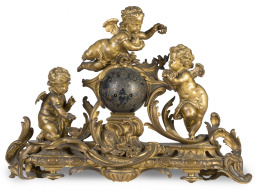 1199.  Reloj de sobre mesa en bronce dorado decorado con tres "putti" de estilo rococó.Francia, S. XIX.