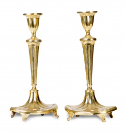1160.  Pareja de candeleros de metal dorado de estilo Jorge III, S. XX.