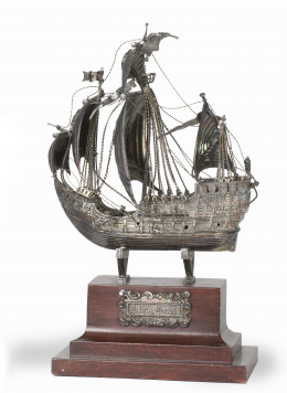 1118.  La "Santa María" en plata sobre peana con cartela.S. XX.