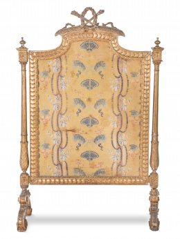 1167.  Paravant estilo Luis XVI en madera tallada y dorada.Francia, h. 1900.