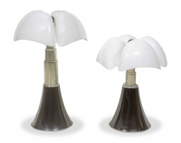 1189.  Dos lámparas Pipistrello de metal con pantalla de metacrilato. Diseñadas por Gae Aulenti (1927-2021) para Martinelli Luce.Italia, (1956-1966).