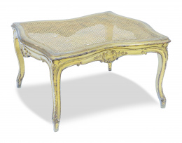 1179.  Banqueta de estilo Luis XV en madera tallada y dorada con asiento de enea.ff. del S. XIX.