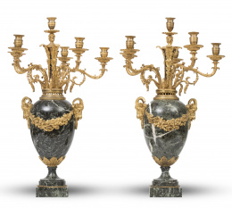1168.  Pareja de candelabros de estilo Luis XVI de bronce y mármol verde veteado con cinco luces y otra superior.Francia, pp. del S. XX.