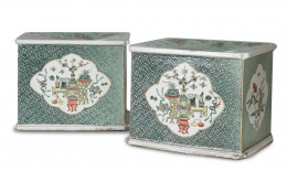 1177.  Pareja de asientos de porcelana con esmaltes de la "familia verde" y decoración en cartelas de "hundred antiques".Dinastía Qing, China, S. XIX.