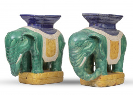 1201.  Pareja de asientos decorativos en forma de elefantes en cerámica esmaltada, S. XX.