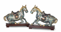 1175.  Pareja de caballos de bronce y esmalte cloisonné.China, S. XIX - XX.
