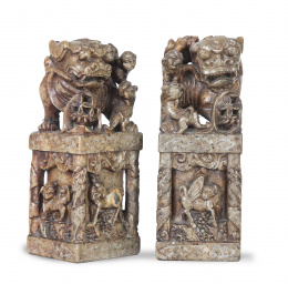 1200.  Pareja de leones de foo en jade marrón tallado.Dinastía Qing, China, S. XIX.