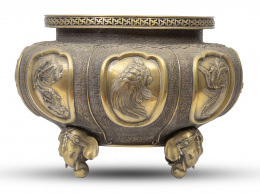 1176.  Brasero de bronce dorado, decorado con cartelas y patas con cabezas de elefante. China, S. XIX.