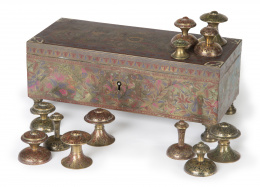 1196.  Juego de ajedrez con su caja y las 32 piezas de bronce grabado y policromado.Persia o India, S. XIX.