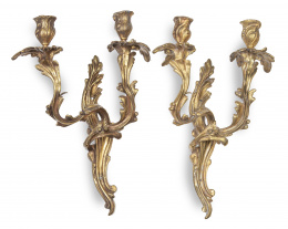 1130.  Pareja de apliques de dos brazos de luz de bronce dorado de estilo Luis XV.S. XIX - XX.