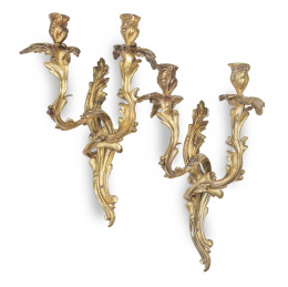 1131.  Pareja de apliques de dos brazos de luz de bronce dorado de estilo Luis XV.S. XIX - XX.