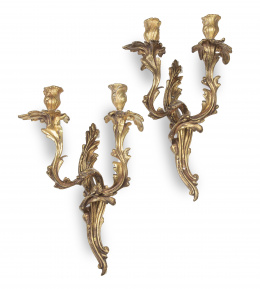 1129.  Pareja de apliques de dos brazos de luz de bronce dorado de estilo Luis XV.S. XIX - XX.