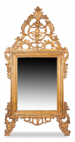 1170.  Espejo con copete tallado en madera tallada y dorada. Sigue modelos del S. XVII.S. XIX.