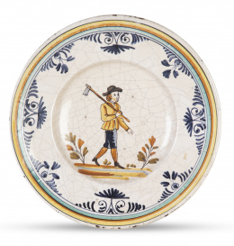 1206.  Plato de cerámica esmaltada con un campesino. Sigue modelos del S. XVIII.Bañolas, Cataluña, S. XX.