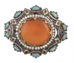 44.  Broche oval catalán de pp. S. XX, con cornalina central enmarcada con perlas turquesa y esmalte