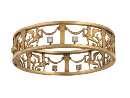 66.  Brazalete rígido calado de pp. S. XX con diamantes carré entre columnas y figuras mitólógicas que sujetan guirnaldas