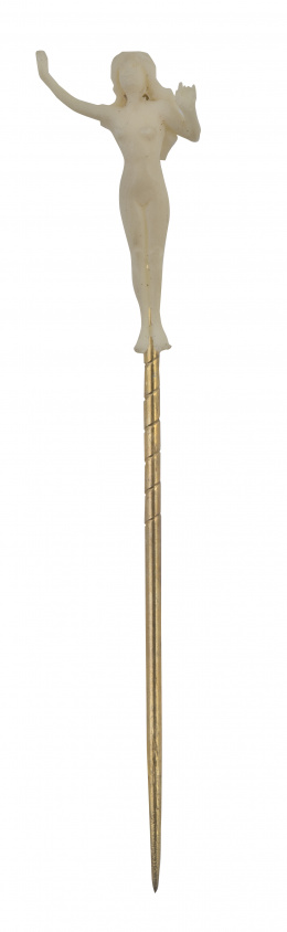 67.  Alfiler con figura de dama desnuda tallada en marfil 