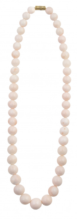 147.  Collar de cuentas de coral piel de ángel de tamaño graduado creciente hacia el centro