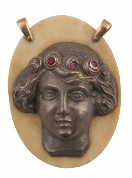 84.  Colgante Art-Decó con busto de dama en relieve realizado en plata con adornos de rubíes, sobre fondo de marfil