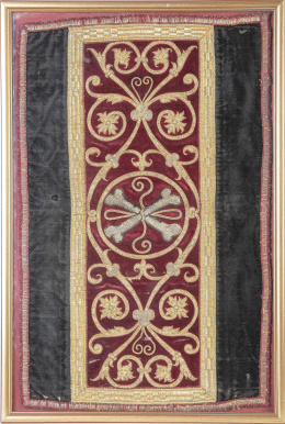 706.  Bordado de terciopelo negro y granate e hilos de oro con reliquias.España, S. XVII.