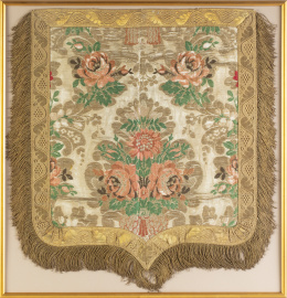 1349.  Capillo con decoración de flores bordadas en hilo de oro, plata y color.S. XVIII.