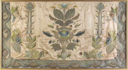 1144.  Tela rectangular de seda bordada con flores en hilo de oro, plata y color.Trabajo español, S. XVIII.