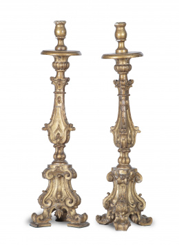 1134.  Pareja de hacheros en madera tallada y dorada, transformados en lámparas.Trabajo español, pp. del S. XVIII.