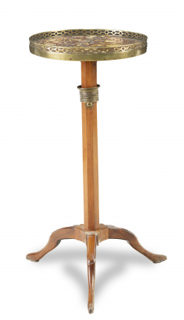 1177.  Velador trípode regulable.Francia, ff. del S. XVIII - pp. del S. XIX.