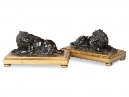 1268.  Pareja de leones de bronce pavonado, sobre peanas de bronce dorado.Francia, primera mitad del S. XIX.