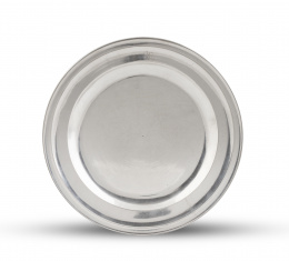 1241.  Plato circular de plata con iniciales grabadas. Con marcas.P. Gómez, Madrid, 1817.