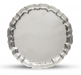 1225.  Salvilla de estilo inglés plata con borde ingletado sobre patitas de ave.S. XX.