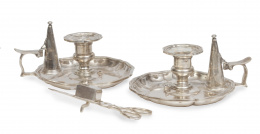 1132.  Pareja de palmatorias y despabiladeras de plata, siguiendo modelos del S. XVIII. Con marcas.S. XX.