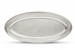 1240.  Fuente de pescado de plata decorada con palmetas. Con marcas.pp. del S. XX.