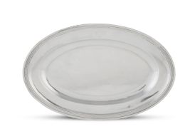 1098.  Fuente oval de plata blasonada, decorada con hojas en el perímetro.Paris, (1809-1819).