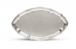 1265.  Fuente oval de plata con iniciales entrelazadas grabadas. Marcado con la cabeza de Mercurio.G. Keller, para la exportación, París, pp. del S. XX.