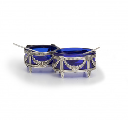 1254.  Dos especieros, uno oval y otro circular, en plata y cristal azul con cucharitas.Siguiendo modelos ingleses, S. XX.