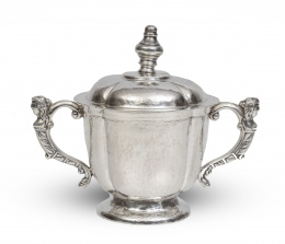 1245.  Bote con tapa de plata. Con marcas.S. XX.