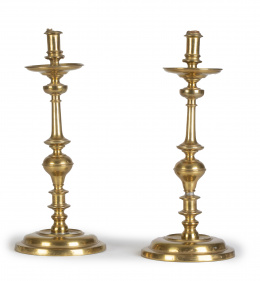 1141.  Pareja de hacheros de bronce dorado.Trabajo español, S. XVIII - XIX.