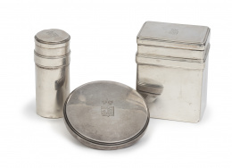 694.  Lote de dos piezas de tocador y una tapa con escudo de plata ley 916.Joyería Satostegui, S. XX.