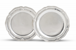 1383.  Lote de dos platos circulares de plata con borde ingletado. Con marcas.Uno con marcas de Miguel Guerra, Capitanía General de Guatemala, ff. del S. XVIII.